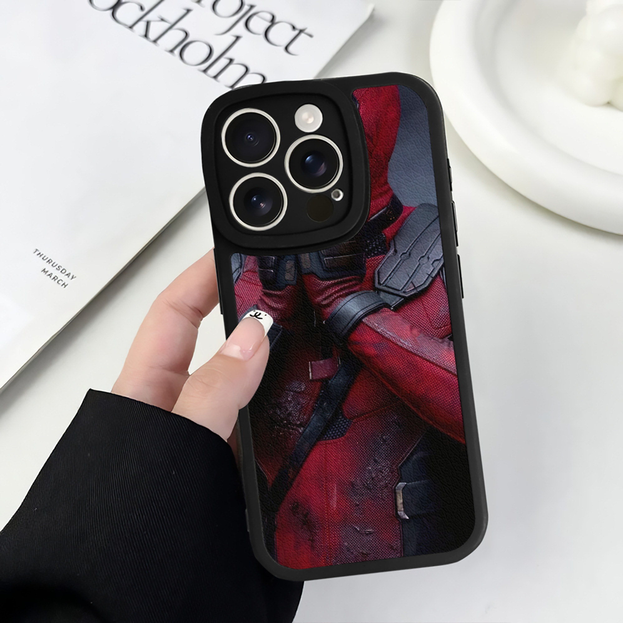 （画像用） Deadpool デッドプール 【iPhone 16シリーズ対応】シリコンスマホケース（レザー調） 材質：シリコン
